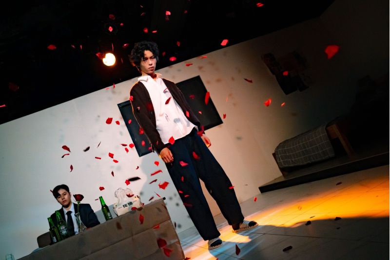南大戲劇系《槍與玫瑰》劇照,演員群在舞台上展現張力十足的互動節奏,呈現系上重視實作與團隊合作的教學特色 南大戲劇系《槍與玫瑰》劇照,演員群在舞台上展現張力十足的互動節奏,呈現系上重視實作與團隊合作的教學特色