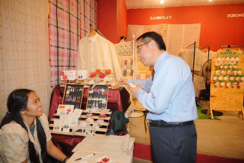 黃偉哲市長與阿克蘭當地業者交流