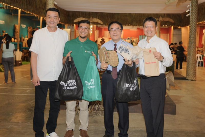 黃偉哲市長一一走訪活動攤位