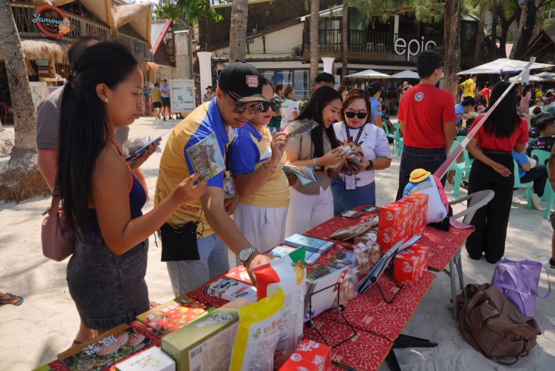 長灘島台南攤位吸引遊客駐足