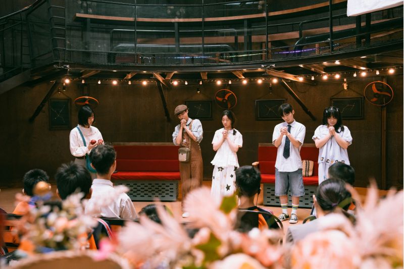 南大戲劇創作團隊帶領觀眾進入《銀河鐵道之夜》,與演員一同祈禱,感受共融劇場跨越感官的細膩交流(照片由田喬恩先生攝影). 南大戲劇創作團隊帶領觀眾進入《銀河鐵道之夜》,與演員一同祈禱,感受共融劇場跨越感官的細膩交流(照片由田喬恩先生攝影).
