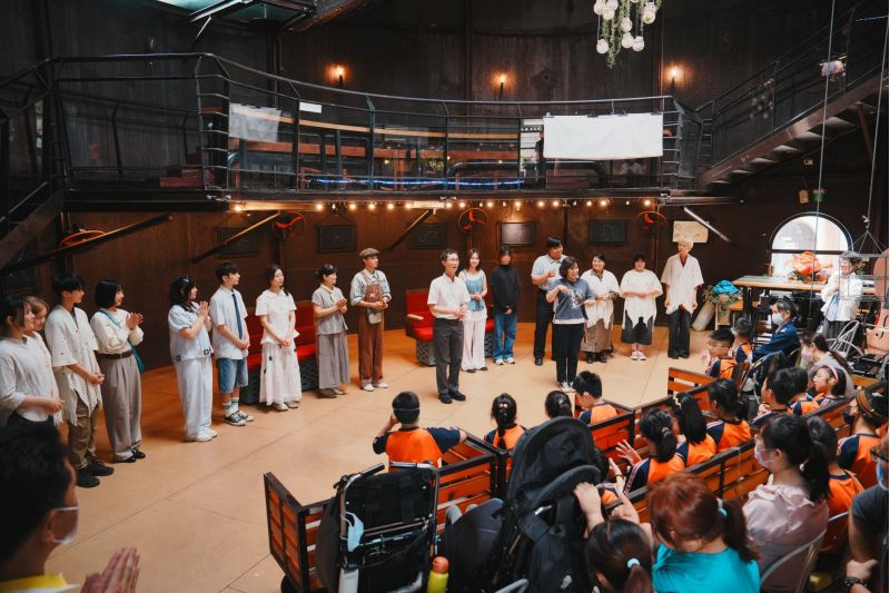 南大邀請附聰師生參與觀演交流,校長現場致詞肯定劇場表現,展現藝術教育多元價值(照片由田喬恩先生攝影) 南大邀請附聰師生參與觀演交流,校長現場致詞肯定劇場表現,展現藝術教育多元價值(照片由田喬恩先生攝影)