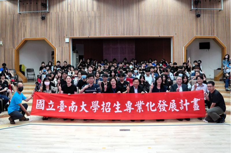 南大接待德光高中師生參訪交流,兩校師生齊聚合影,展現跨學習階段交流成果. 南大接待德光高中師生參訪交流,兩校師生齊聚合影,展現跨學習階段交流成果.