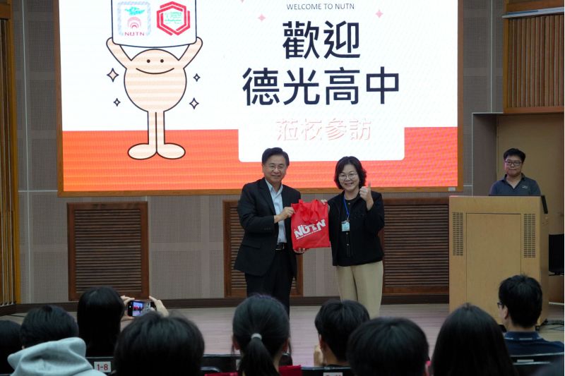南大副校長李建億到場致意,歡迎德光高中師生走進校園,開啟大學學習探索之旅. 南大副校長李建億到場致意,歡迎德光高中師生走進校園,開啟大學學習探索之旅.