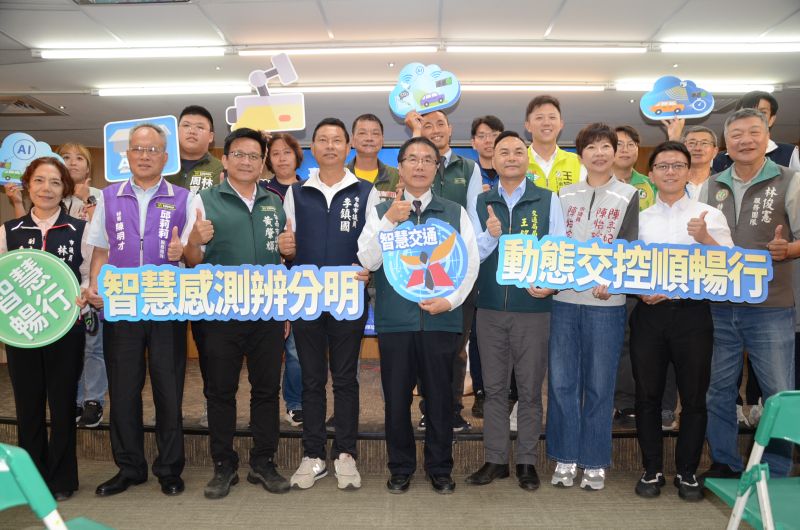 台南市長黃偉哲、交通局長王銘德與會來賓合影  圖片來源：記者林清雲攝