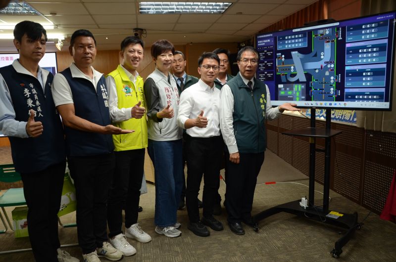 台南市長黃偉哲、交通局長王銘德與會來賓合影  圖片來源：記者林清雲攝