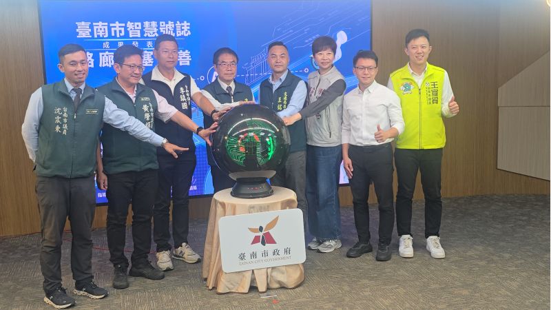 台南市長黃偉哲、交通局長王銘德與會來賓啟動儀式合影  圖片來源：記者林清雲攝