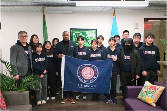 聖克里斯多福及尼維斯常駐聯合國代表 Mutryce Williams(前排左四)、布朗國際實驗學校校長蘇至斌(前排左一)、教務主任 范芝綺(後排左一)及其他12位同學合照 圖片來源:布朗學校 聖克里斯多福及尼維斯常駐聯合國代表 Mutryce Williams(前排左四)、布朗國際實驗學校校長蘇至斌(前排左一)、教務主任 范芝綺(後排左一)及其他12位同學合照 圖片來源:布朗學校