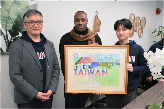 布朗國際實驗學校師生致贈紀念品現場。校長蘇至斌與學生張宸睿將融合台灣元素的創意作品贈予聖克里斯多福及尼維斯常駐聯合國代表 Mutryce Williams 大使。學生藉由親手創作與大使互動,具體實踐了跨文化交流,並向世界傳遞台灣獨特的文化意象。 圖片來源:布朗學校 布朗國際實驗學校師生致贈紀念品現場。校長蘇至斌與學生張宸睿將融合台灣元素的創意作品贈予聖克里斯多福及尼維斯常駐聯合國代表 Mutryce Williams 大使。學生藉由親手創作與大使互動,具體實踐了跨文化交流,並向世界傳遞台灣獨特的文化意象。 圖片來源:布朗學校