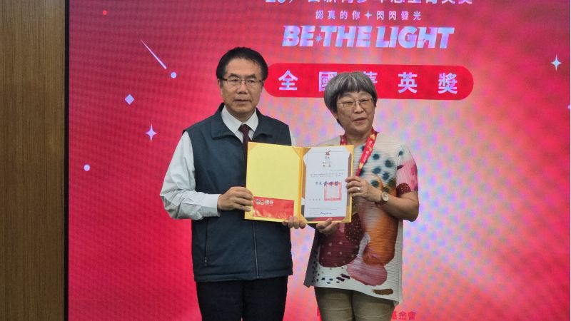 台南市長黃偉哲頒發得獎志工獎狀以資鼓勵 圖片來源:記者林清雲攝 台南市長黃偉哲頒發得獎志工獎狀以資鼓勵 圖片來源:記者林清雲攝