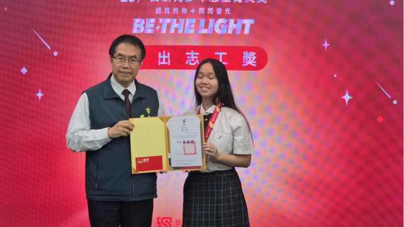 台南市長黃偉哲頒發得獎志工獎狀以資鼓勵 圖片來源:記者林清雲攝 台南市長黃偉哲頒發得獎志工獎狀以資鼓勵 圖片來源:記者林清雲攝