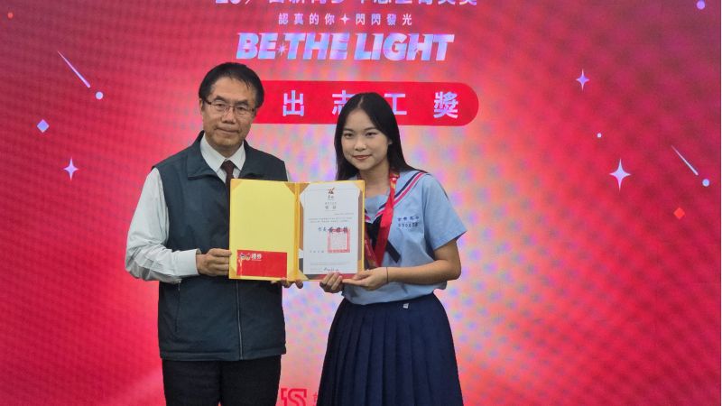 台南市長黃偉哲頒發得獎志工獎狀以資鼓勵 圖片來源:記者林清雲攝 台南市長黃偉哲頒發得獎志工獎狀以資鼓勵 圖片來源:記者林清雲攝