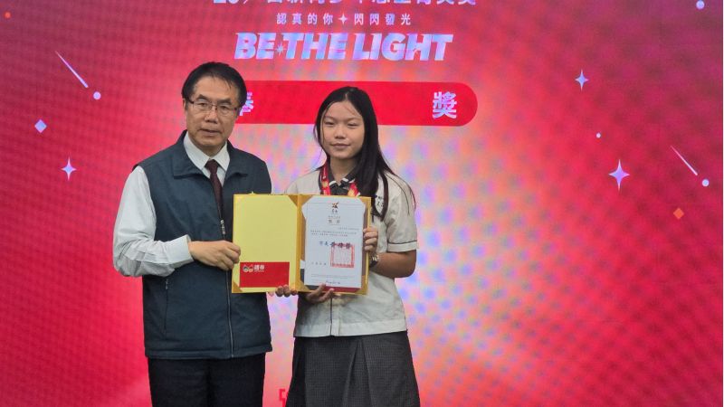 台南市長黃偉哲頒發得獎志工獎狀以資鼓勵 圖片來源:記者林清雲攝 台南市長黃偉哲頒發得獎志工獎狀以資鼓勵 圖片來源:記者林清雲攝