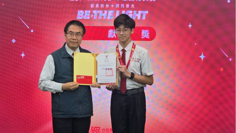 台南市長黃偉哲頒發得獎志工獎狀以資鼓勵 圖片來源:記者林清雲攝 台南市長黃偉哲頒發得獎志工獎狀以資鼓勵 圖片來源:記者林清雲攝