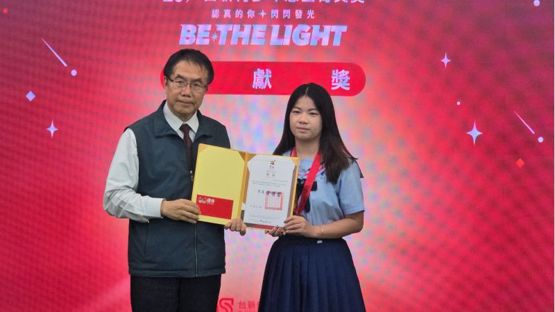 台南市長黃偉哲頒發得獎志工獎狀以資鼓勵 圖片來源:記者林清雲攝 台南市長黃偉哲頒發得獎志工獎狀以資鼓勵 圖片來源:記者林清雲攝