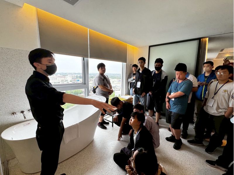 身障生實作房務課程客房浴廁清潔. 身障生實作房務課程客房浴廁清潔.