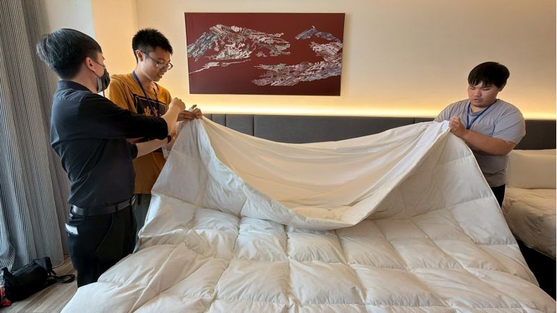 身障生實作房務課程床鋪整理- 身障生實作房務課程床鋪整理-