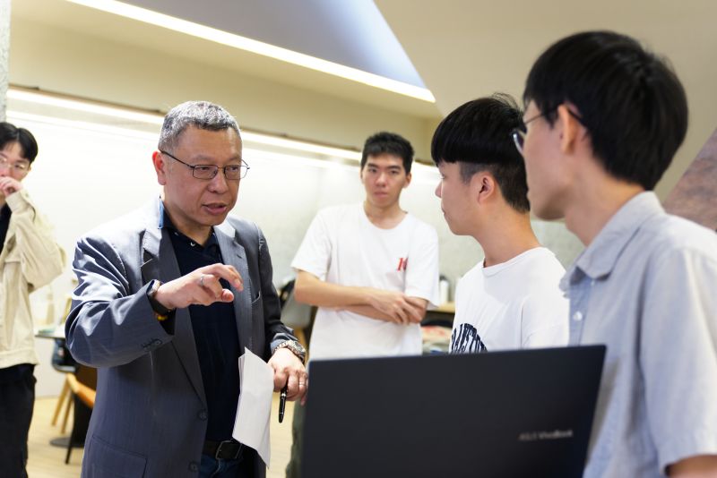 微軟台灣研發中心總經理張仁炯聆聽簡報後給予意見回饋