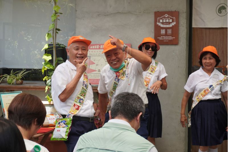 銀同社區長者於活動中帶來活力演出,與南大師生共同展現青銀共學與世代交流的溫暖氛圍。. 銀同社區長者於活動中帶來活力演出,與南大師生共同展現青銀共學與世代交流的溫暖氛圍。.