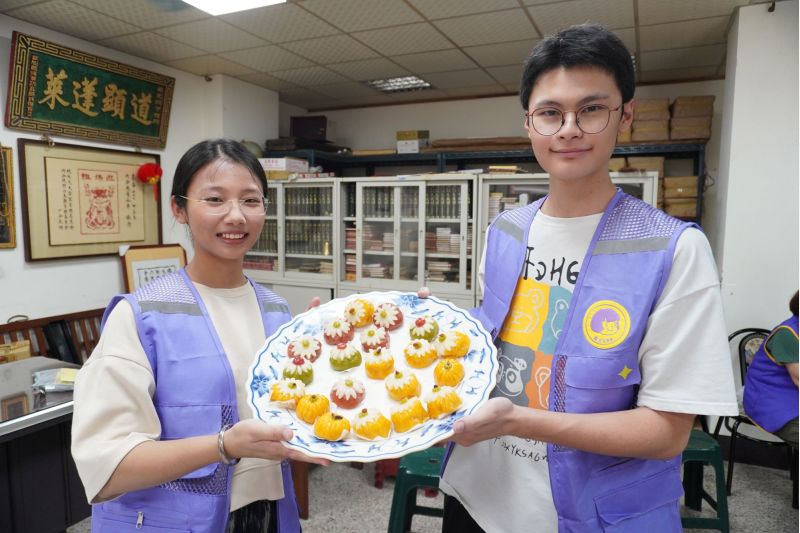 南大師生與社區長者展示共同完成的南瓜包成品,呈現USR計畫結合設計、美感與地方創生的實踐成果。 南大師生與社區長者展示共同完成的南瓜包成品,呈現USR計畫結合設計、美感與地方創生的實踐成果。