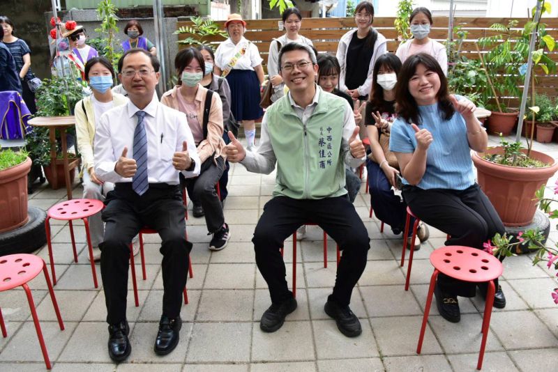南大侯志正副校長、中西區蔡佳甫區長及視設系李香蓮主任共同參與「搖滾青銀」輕食店開幕,展現青銀共融成果。 南大侯志正副校長、中西區蔡佳甫區長及視設系李香蓮主任共同參與「搖滾青銀」輕食店開幕,展現青銀共融成果。