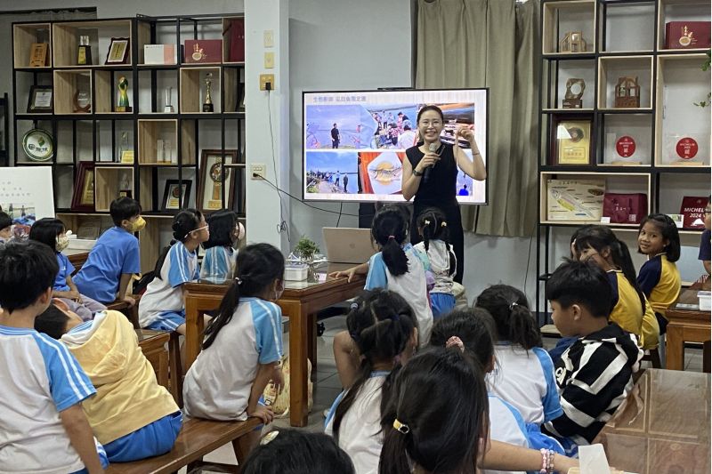 南大USR團隊安排在地導覽課程,帶領學生深入認識臺南沿海虱目魚文化與養殖產業發展。 南大USR團隊安排在地導覽課程,帶領學生深入認識臺南沿海虱目魚文化與養殖產業發展。