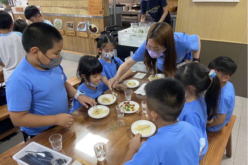 南大結合五感教育體驗活動,學生親手製作虱目魚捲餅,認識在地食材與健康飲食文化。 南大結合五感教育體驗活動,學生親手製作虱目魚捲餅,認識在地食材與健康飲食文化。