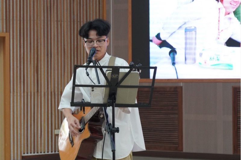 南大諮輔系107級畢業系友盧建詮於研討會開幕式演唱歌曲，為南大諮輔創系二十週年揭開溫暖序幕。.