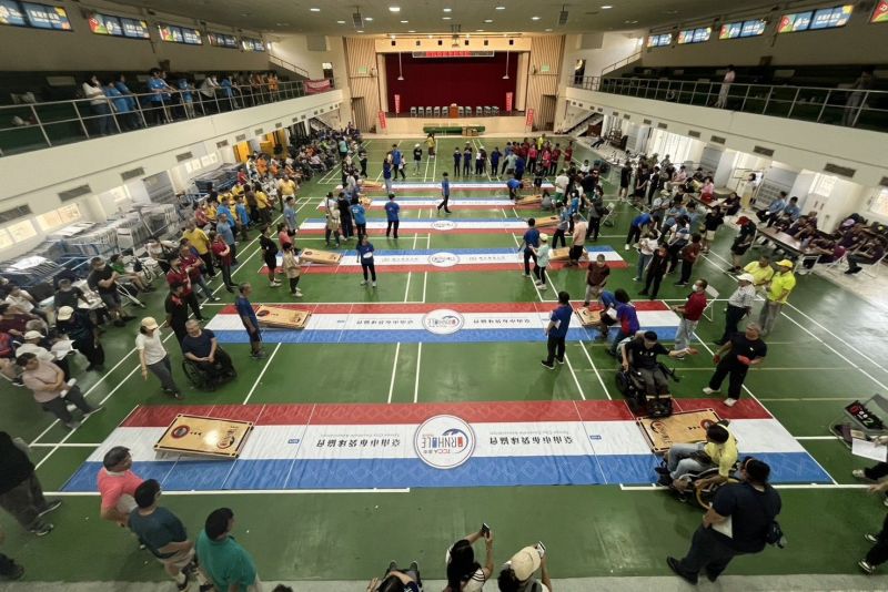 南大體育系學生於布袋球競賽現場協助場務與選手引導，透過實務參與深化適應運動教學經驗與社會關懷素養。