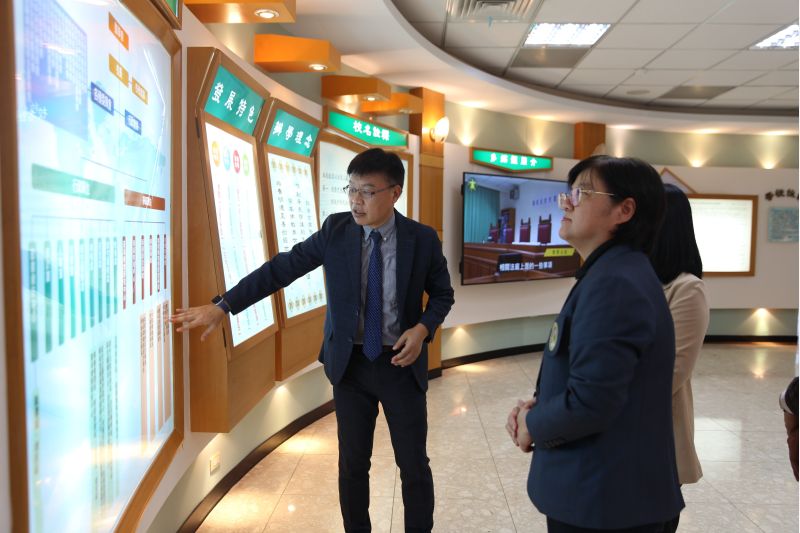 玄奘大學簡紹琦校長領國烏隆塔尼皇家大學長參觀校史館 圖片來源:玄奘大學 玄奘大學簡紹琦校長領國烏隆塔尼皇家大學長參觀校史館 圖片來源:玄奘大學
