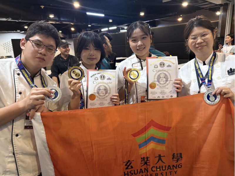 四位優秀學生代表參加「2026年WCC世界廚師錦標賽（World Chefs Championship）」，一舉斬獲「雙金雙銀」的輝煌戰績，展現校方長期深耕烘焙與精緻餐飲教育的卓越成果。(左一何杰佑、左二張珮瑩、右二葉馨涵、右一羅美琪)  圖片來源：玄奘大學