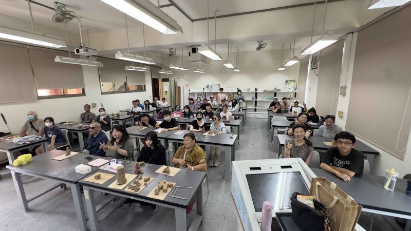 參與學生志工與視障夥伴合影  圖片來源：玄大