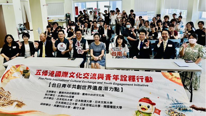 五條港走讀活動，全體貴賓與臺日學員大合照。  圖片來源：記者林清雲攝