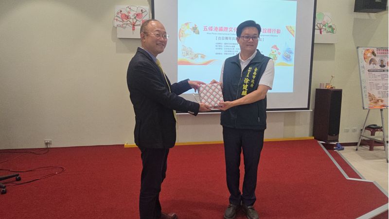 日方代表致贈伴手禮副祕書長徐健麟代表受贈。  圖片來源：記者林清雲攝