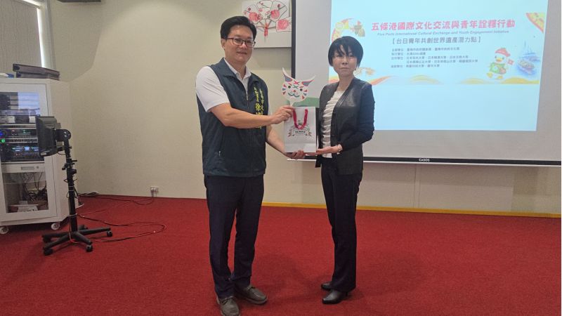 徐健麟副秘書長代表致贈伴手禮給日方代表.  圖片來源：記者林清雲攝