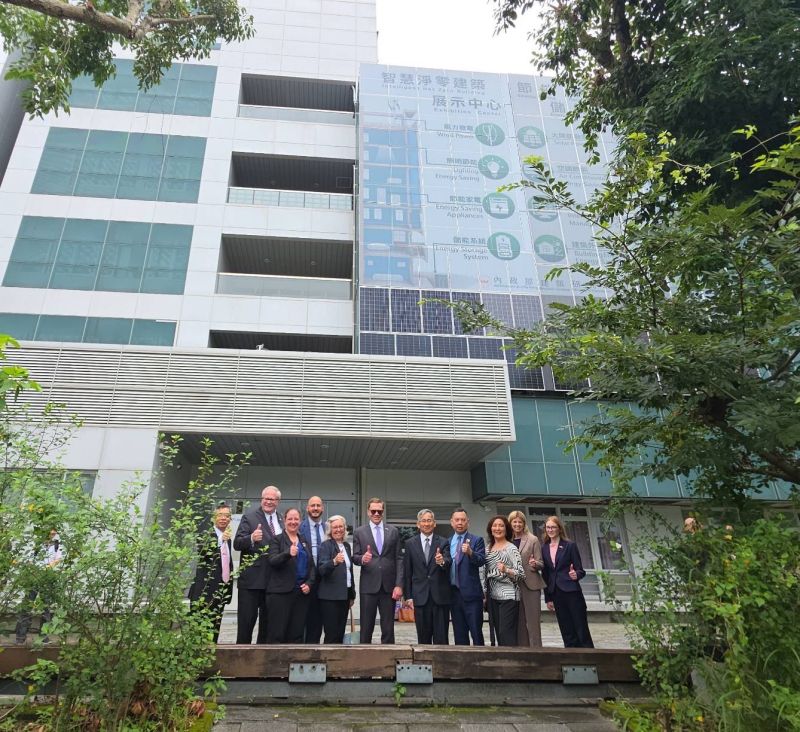 內政部建築研究所材料實驗中心彩繪立面光電示範場域，展現建築外牆由耗能介面轉型為創能介面的政策落地成果。