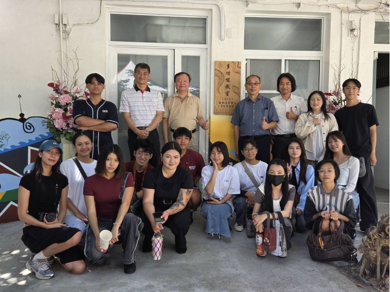 圖3：高師大王政彥校長、藝術學院陳立民院長、藝產班蔡文汀主任及師生大合照。