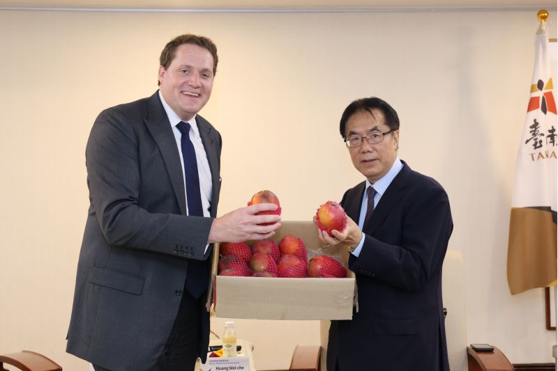 黃偉哲市長贈送愛文芒果給張子霖處長並表示台南永遠歡迎他