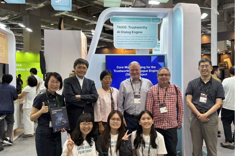 南大參與開發的TAIDE台英語AI學伴於COMPUTEX展出,吸引國際專家學者駐足體驗,共同關注臺灣主權AI與本土語言教育應用成果。. 南大參與開發的TAIDE台英語AI學伴於COMPUTEX展出,吸引國際專家學者駐足體驗,共同關注臺灣主權AI與本土語言教育應用成果。.