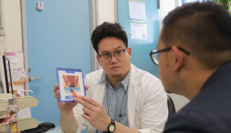 新竹馬偕紀念醫院大腸直腸外科黃暐聖醫師提醒，若出現排便出血、肛門疼痛、腫塊脫出或異物感等症狀，應及早就醫檢查，避免延誤治療。  圖片來源：新竹馬偕紀念醫院