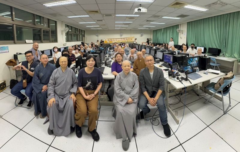 玄奘大學6月5日舉辦「生成式AI實戰訓練營」，玄奘大學性廣董事長(前左3)、釋光持國際長(前左2)、邱琪瑄研發長(前左4)、宗教系釋昭慧主任(前右2)及講者-君邑資訊有限公司王錦宏內容總監(前右1)與參加「生成式AI實戰訓練營」宗教團體學員合影。  圖片來源：玄奘大學