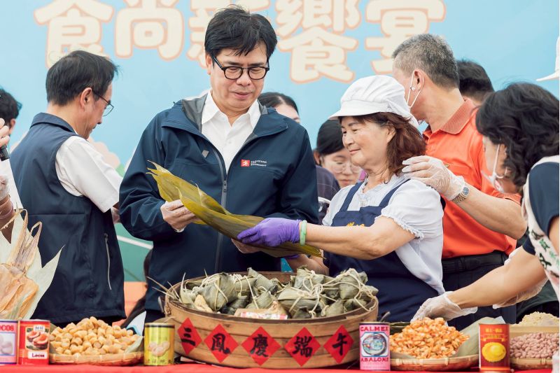 高雄市長陳其邁到場立委、議員、三鳳中街伍進昌主委與主廚張宜燕共同體驗包粽樂趣,提前與民眾歡慶端午佳節。 高雄市長陳其邁到場立委、議員、三鳳中街伍進昌主委與主廚張宜燕共同體驗包粽樂趣,提前與民眾歡慶端午佳節。