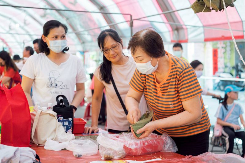 三鳳中街首次結合「台式特色粽」文化,現場由包粽達人親自傳授民眾包粽技巧,體會台式包粽樂趣。 三鳳中街首次結合「台式特色粽」文化,現場由包粽達人親自傳授民眾包粽技巧,體會台式包粽樂趣。