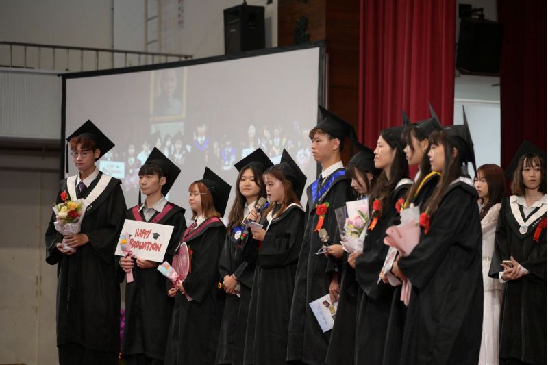 畢聯會代表分享大學四年的成長與收穫,向師長、家長及同學表達感謝之情。 畢聯會代表分享大學四年的成長與收穫,向師長、家長及同學表達感謝之情。