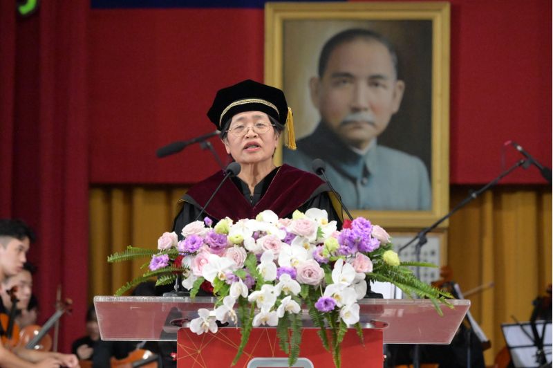 南大校長陳惠萍勉勵畢業生以感恩、包容、韌性與終身學習迎向未來,成為各行各業的「百業為師」。 南大校長陳惠萍勉勵畢業生以感恩、包容、韌性與終身學習迎向未來,成為各行各業的「百業為師」。