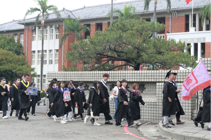 南大畢業生走出校園展開巡禮,以堅定步伐迎向人生新旅程,帶著夢想與勇氣啟程前行。 南大畢業生走出校園展開巡禮,以堅定步伐迎向人生新旅程,帶著夢想與勇氣啟程前行。