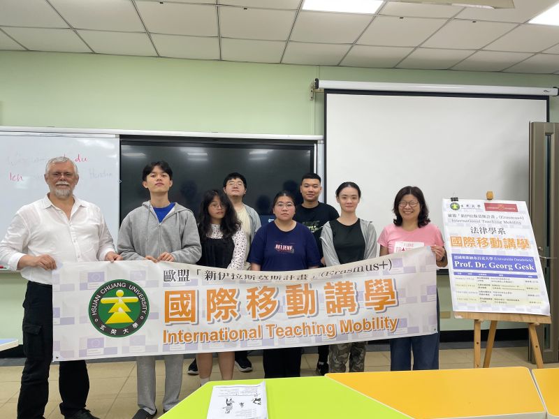 德國奧斯納布呂克大學法學院Dr.Georg Gest(葛祥林教授) 蒞臨玄奘大學法律學系進行為期三天的移動講學與學術交流活動,促進台德法學與語言教學之深度對話。 圖片來源:玄奘大學 德國奧斯納布呂克大學法學院Dr.Georg Gest(葛祥林教授) 蒞臨玄奘大學法律學系進行為期三天的移動講學與學術交流活動,促進台德法學與語言教學之深度對話。 圖片來源:玄奘大學