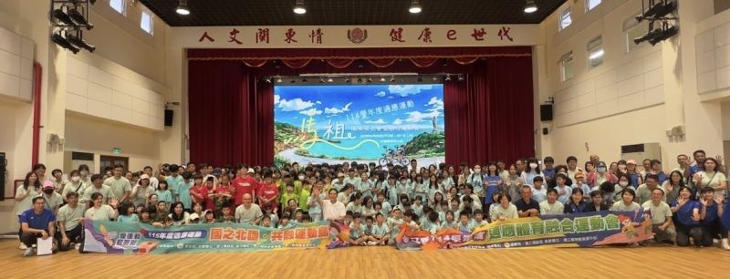 南大體育系師生與馬祖融合運動會參與者合影留念,共同見證適應運動推廣成果與運動平權精神。 南大體育系師生與馬祖融合運動會參與者合影留念,共同見證適應運動推廣成果與運動平權精神。