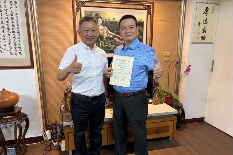 南大研發長林大偉(左)與郡泰電子總經理薛道隆攜手推動產學合作,以智慧節能技術榮獲國科會產學成果特優獎。 南大研發長林大偉(左)與郡泰電子總經理薛道隆攜手推動產學合作,以智慧節能技術榮獲國科會產學成果特優獎。
