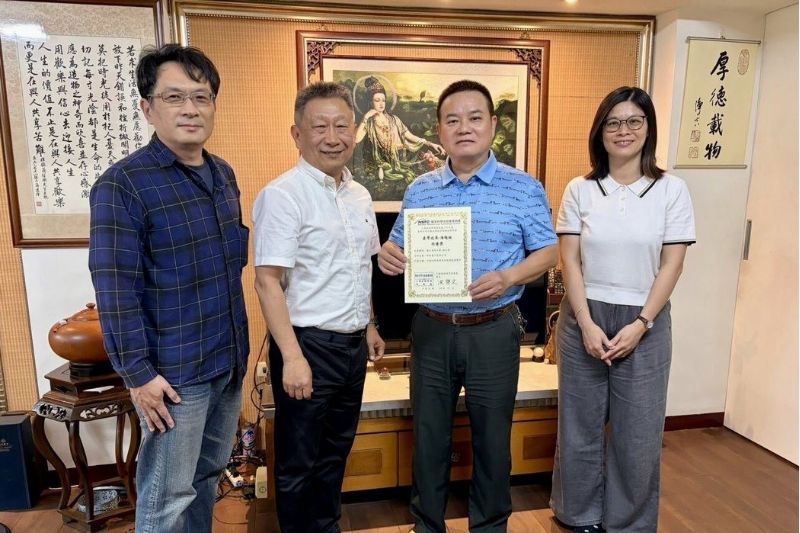 高科大教授蘇科翰(左起)、南大研發長林大偉及郡泰電子總經理薛道隆共同榮獲國科會產學成果特優獎,展現跨校產學研發成果。 高科大教授蘇科翰(左起)、南大研發長林大偉及郡泰電子總經理薛道隆共同榮獲國科會產學成果特優獎,展現跨校產學研發成果。